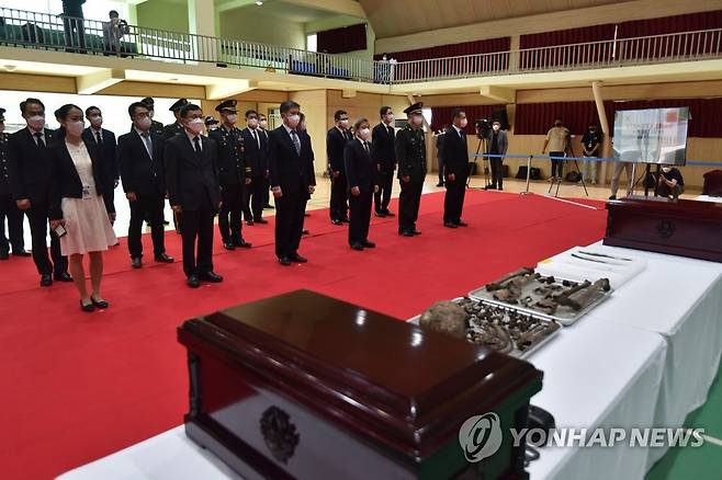 2022년 중국군 유해 입관식 진행 (서울=연합뉴스) 한국과 중국이 이달 15일 인천시 소재 '중국군 유해 임시안치소'에서 6.25 전사자 발굴과정에서 나온 중국군 유해 88구에 대한 '유해 입관식'을 실시했다고 밝혔다. 사진은 입관식에 참석한 김상진 국방부 국제정책관(앞줄 왼쪽 세 번째)과 창정궈 중국 퇴역군인사무부 부부장(앞줄 오른쪽 세 번째), 참석자들. 2022.9.15 [국방부 제공. 재판매 및 DB 금지] photo@yna.co.kr