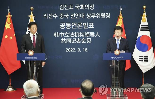 김진표 국회의장·리잔수 중국 전인대 상무위원장 공동 언론 발표 (서울=연합뉴스) 이정훈 기자 = 김진표 국회의장과 리잔수 중국 전인대 상무위원장이 16일 오후 국회에서 회담을 마친 후 공동 언론 발표를 하고 있다. 2022.9.16 [국회사진기자단] uwg806@yna.co.kr