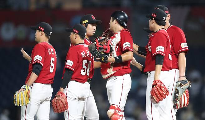 16일 경남 창원NC파크에서 열린 프로야구 ‘2022 신한은행 쏠(SOL) KBO 리그’ NC 다이노스와 SSG 랜더스 경기. NC에 10대 0으로 승리한 SSG 선수단이 기뻐하고 있다. (사진=연합뉴스)