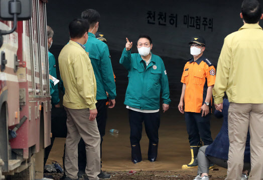 ]윤석열 대통령이 지난 7일 오후 제11호 태풍 힌남노로 피해를 입은 경북 포항시 한 아파트를 방문, 주차장 등 현장을 점검하고 있다.(사진=연합뉴스)