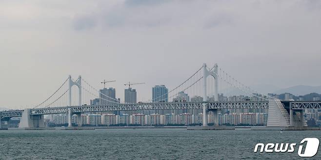 부산 광안대교 상공에 먹구름이 드리우고 있다. ⓒ News1 김영훈 기자