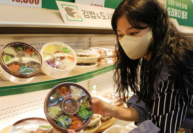 롯데마트 서울역점 델리코너에서 비빔밥 도시락을 쇼핑하는 고객 모습(롯데마트 제공).