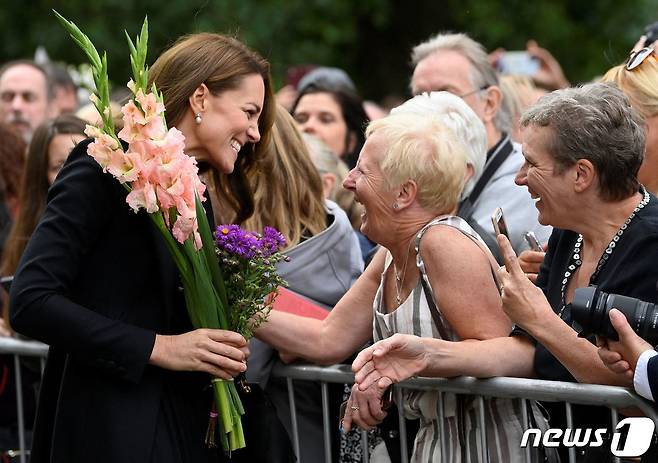 케이트 미들턴 영국 왕세자비가 15일(현지시간) 시민들과 소통하고 있다. ⓒ AFP=뉴스1