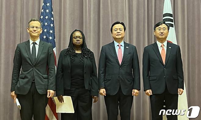 16일 미국 워싱턴에서 열리는 한미 고위급 확장억제전략협의체 회의에 앞서 우리측 대표단이 미국측과 기념촬영을 하고 있다. 왼쪽부터 콜린 칼 미국 국방부 정책차관, 보니 젠킨스 국무부 군비통제·국제안보 담당 차관, 조현동 외교부 1차관, 신범철 국방부 차관. 2022.9.16/뉴스1 ⓒ News1 김현 특파원