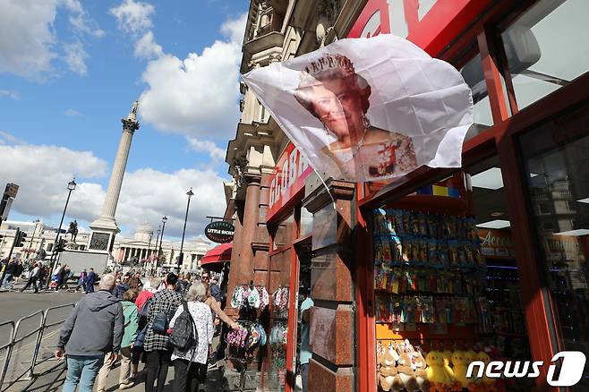16일 오후(현지 시간) 영국 런던 트라팔가 광장 인근 상점에 엘리자베스 2세 여왕 사진이 걸려 있다. 2022.9.17/뉴스1 ⓒ News1 안은나 기자