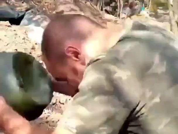 우크라이군 병사가 러시아군 헬멧에 박치기를 하자 움푹 파이며 찌그러지고 있다. /우크라이나군 SNS 영상 캡쳐