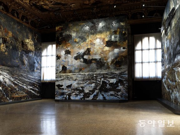 베니스 두칼레궁전에서 열린 안젤름 키퍼의 개인전 전경. Anselm Kiefer Photo: Georges Poncet Courtesy Gagosian and Fondazione Musei Civici Venezia