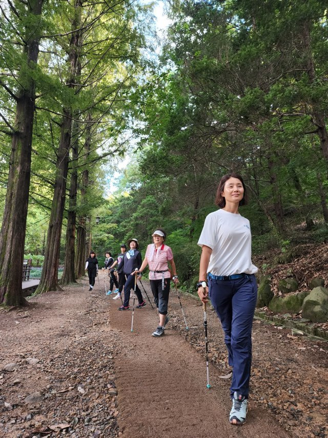 주연서 INWA KOREA 사무국장(오른쪽)이 노르딕워킹 자세를 보여주고 있다. INWA KOREA 제공