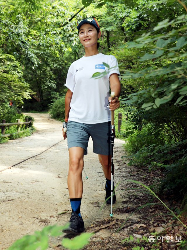 주연서 (사)국제노르딕워킹협회(INWA·International Nordic Walking Association) 한국지부(INWA KOREA) 사무국장이 즐거운 표정으로 노르딕워킹을 하고 있다. 동아일보 DB.