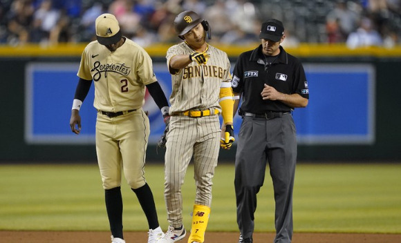 MLB 샌디에이고에서 뛰고 있는 김하성(가운데)이 17일(한국시간) 열린 애리조나와 원정 경기에서 시즌 9호 홈런 포함 3안타 1타점 3득점으로 활약했다. [사진=뉴시스]