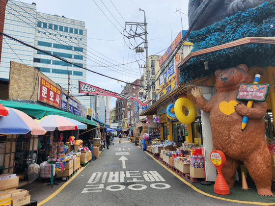 저출산으로 아이들이 줄어들며 완구·분유·교복 등의 산업이 큰 타격을 받고 있다. 지난 8일 오후 한산한 모습의 서울 창신동 완구거리. 원동욱 기자