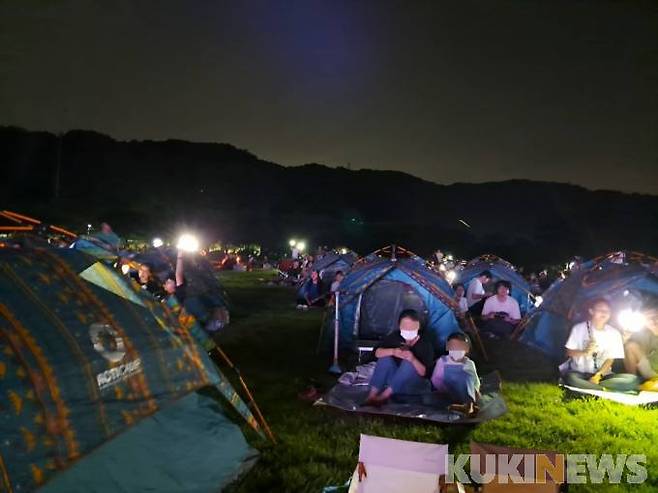 16일 대전 대덕구 대청공원에서 '대청호 대덕뮤직페스티벌'을 텐트에서 보고 있는 방문객. 사진=명정삼 기자. 