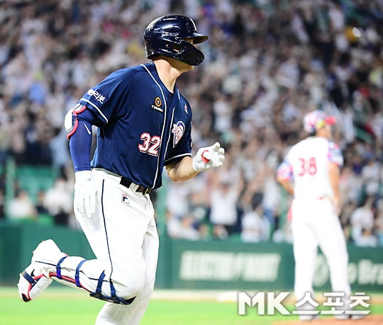 김재환은 8회 초 3-0으로 달아나는 귀중한 투런 홈런을 때렸다. 사진(인천)=김영구 기자