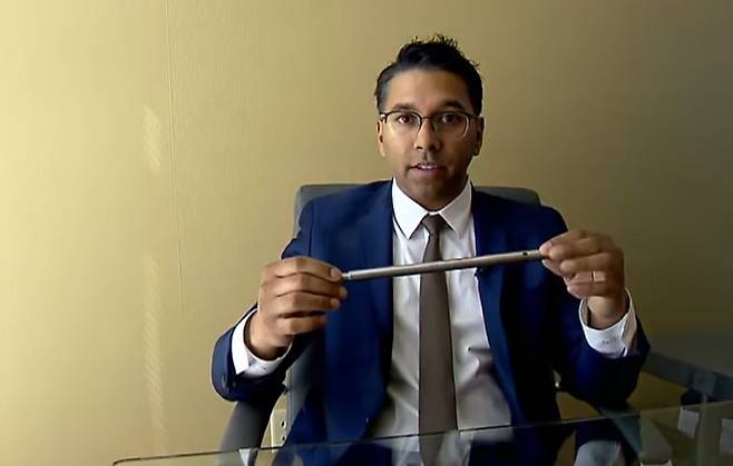 케빈 데비파샤드가 '사지 연장술'에 사용되는 의료 기기를 설명하고 있다./사진=The LimbplastX Institute 유튜브 캡처