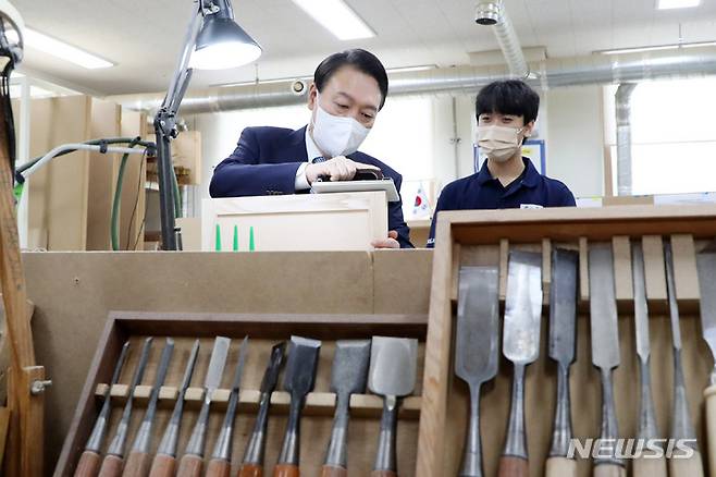 [인천=뉴시스] 홍효식 기자 = 윤석열 대통령이 14일 인천 부평구 글로벌숙련기술진흥원을 방문해 국제기능올림픽 가구 제작 훈련 과정을 체험하고 있다. 2022.09.14. yesphoto@newsis.com