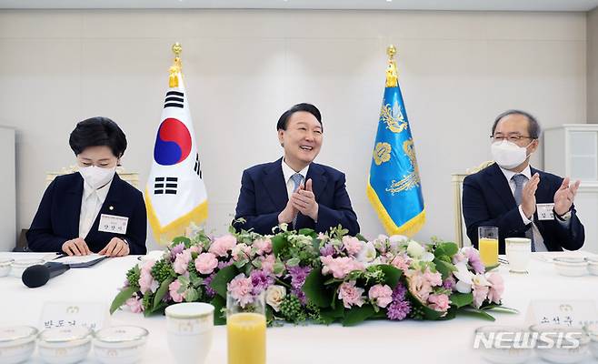 [서울=뉴시스] 전신 기자 = 윤석열 대통령이 14일 서울  용산 대통령실 청사에서 열린 반도체산업 경쟁력 강화 특위 초청 오찬 간담회에서 박수치고 있다. (대통령실통신사진기자단) 2022.09.14. photo1006@newsis.com