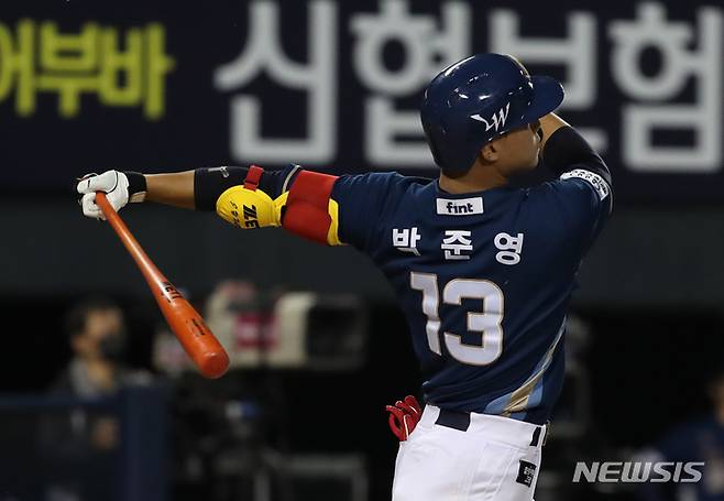 [서울=뉴시스] 고승민 기자 = 28일 서울 잠실야구장에서 열린 2022 KBO 리그 NC다이노스 대 두산 베어스 경기, 3회초 NC 공격 2사 1,3루 상황 7번타자 박준영이 쓰리런 홈런을 치고 있다. 2022.04.28. kkssmm99@newsis.com