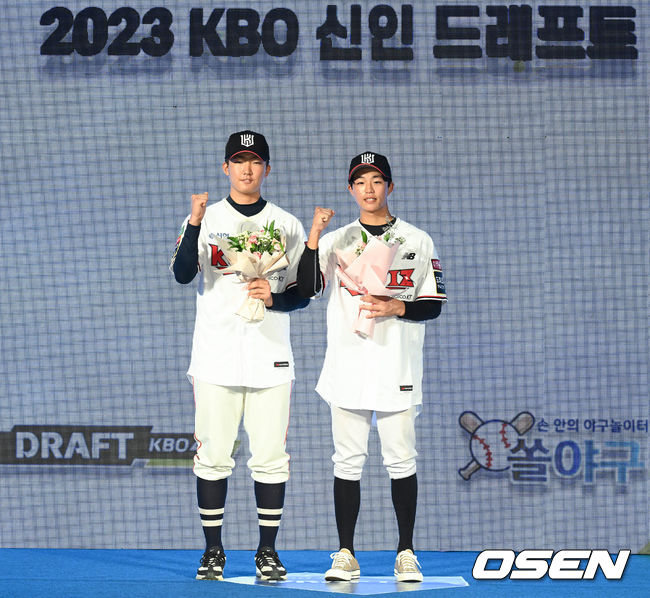 [OSEN=조은정 기자] 2023 KBO 신인 드래프트가 15일 오후 서울 웨스틴조선호텔 그랜드볼룸에서 열렸다.KBO 신인 드래프트는 1라운드부터 10라운드까지 진행되며 지명 순서는 2021년 팀순위의 역순인 한화 이글스-KIA 타이거즈-롯데 자이언츠-NC 다이노스-SSG 랜더스-키움 히어로즈-LG 트윈스-삼성 라이온즈-두산 베어스-KT 위즈 순으로 지명이 이뤄진다. 2023 KBO 신인 드래프트에 선발된 KT 선수들이 포즈를 취하고 있다. 2022.09.15 /cej@osen.co.kr