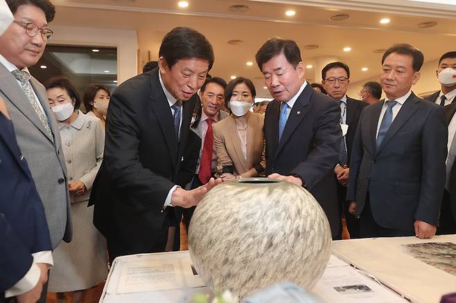 김진표 국회의장과 리잔수 중국 전국인민대표대회 상무위원장이 16일 서울 여의도 국회에서 만찬 후 선물을 교환하고 있다.   국회의장실 제공