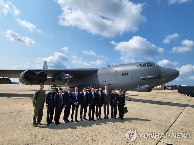 국방부 차관, 미 앤드루스 합동기지 방문 (서울=연합뉴스) 신범철 국방부 차관이 15일(현지시간) 미국 메릴랜드주에 위치한 앤드루스 합동기지를 방문해 미국 측 확정억제 담당 인사들과 B-52 전략폭격기 앞에서 기념촬영을 하고 있다. 왼쪽 다섯 번째부터 비핀 나랑 우주정책 수석부차관보, 하대봉 방위정책관, 신범철 차관, 싯다르트 모한다스 동아시아 부차관보, 리처드 존슨 핵·WMD 대응 부차관보. 2022.9.16 [국방부 제공. 재판매 및 DB 금지] photo@yna.co.kr