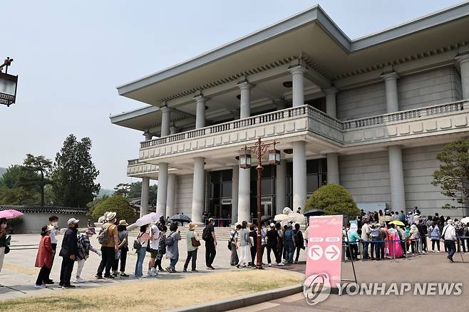 문화재청이 청와대 관람객에게 영빈관과 춘추관 내부를 일부 공개하기로 밝힌 지난 5월 23일 오후 영빈관을 찾은 시민들이 입장을 위해 줄 서 있다. [연합뉴스 자료사진]