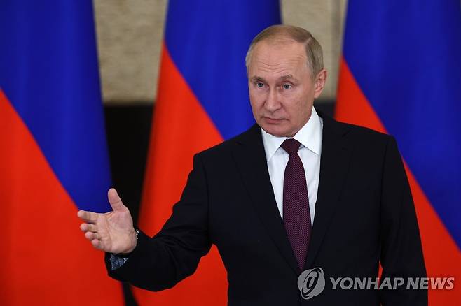 SCO 참석한 푸틴 러시아 대통령 (사마르칸트 타스=연합뉴스) 블라디미르 푸틴 러시아 대통령이 16일(현지시간) 우즈베키스탄 사마르칸트에서 열린 상하이협력기구(SCO) 정상회의 기자회견에서 발언하고 있다.