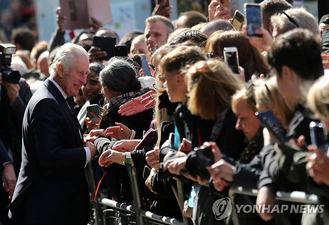 조문 행렬 찾은 찰스 3세 (런던 AFP=연합뉴스) 찰스 3세 영국 국왕이 17일(현지시간) 런던 램버스 다리에서 엘리자베스 2세 여왕의 조문을 위해 서 있던 사람들과 만나 인사하고 있다. 2022.9.17