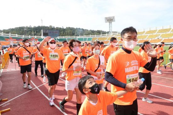 경남교육청 직원 60여명이 18일 창원야철마라톤에 참가해 청렴 문화를 홍보하며 달리고 있다.