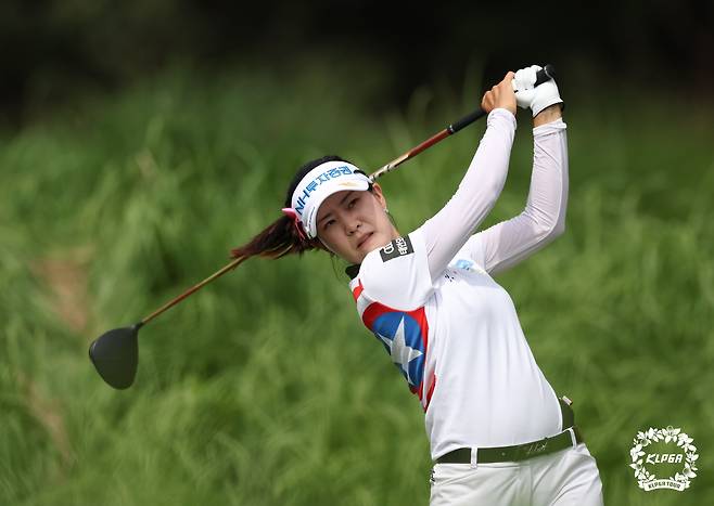 박민지가 18일 블랙스톤 이천에서 KLPGA 투어 KB금융 스타챔피언십 4라운드 4번홀 티샷을 하고 있다./KLPGA