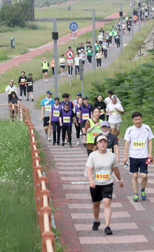 18일 대전엑스포시민광장에서 열린 '제18회 3대하천마라톤대회'에 참가한 5km코스 주자들이 갑천변을 달리고 있다.