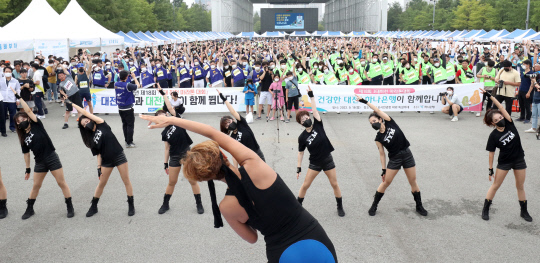 대전일보사와 대전시체육회가 공동 주최한 '제18회 3대하천마라톤대회'가 18일 엑스포시민광장에서 열려 참가자들이 출발 전 준비운동을 하고 있다.