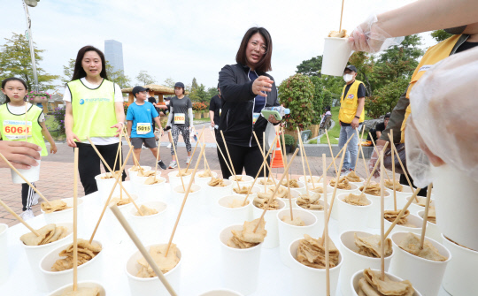 대전일보사와 대전시체육회가 공동 주최한 '제18회 3대하천마라톤대회'가 18일 엑스포시민광장에서 열려 대한적십자사 유성구 회원들이 먹거리 봉사를 하고 있다.