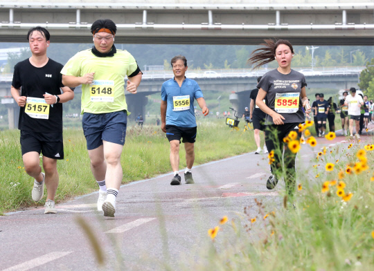 18일 대전엑스포시민광장에서 열린 '제18회 3대하천마라톤대회'에 참가한 5km코스 주자들이 갑천변을 달리고 있다.