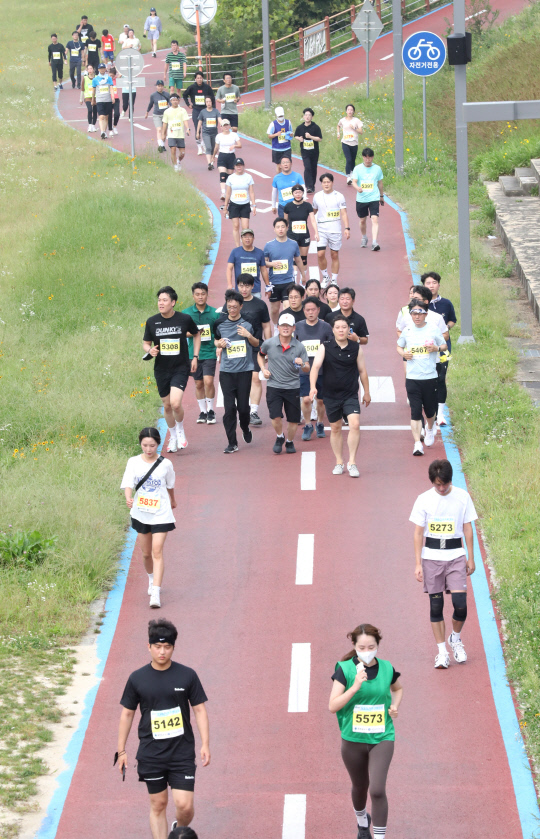 18일 대전엑스포시민광장에서 열린 '제18회 3대하천마라톤대회'에 참가한 5km코스 주자들이 갑천변을 달리고 있다.