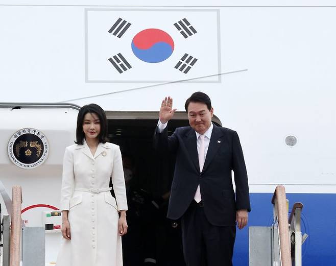 나토(NATO·북대서양조약기구) 정상회의 참석차 스페인 마드리드를 방문하는 윤석열 대통령과 부인 김건희 여사가 6월 27일 경기도 성남 서울공항에서 공군1호기 탑승 전 손을 흔들어 인사하고 있다. ⓒ뉴시스