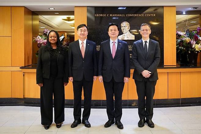 한국과 미국이 지난 16일(현지시각) 미국 워싱턴 국무부 청사에서 제3차 한미 고위급 확장억제전략협의체(EDSCG) 회의를 개최했다. 왼쪽부터 보니 젠킨스 미국 국무부 군비통제·국제안보 차관, 신범철 국방부 차관, 조현동 외교부 1차관, 콜린 칼 미국 국방부 정책차관. 국방부 제공