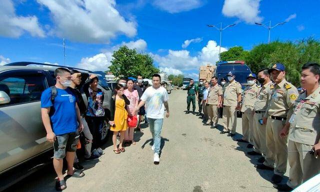 1일 캄보디아 시아누크빌 카지노에 감금됐다 구출된 한 베트남인이 국경지대를 통해 베트남 영토로 입국하고 있다. VN익스프레스 캡처