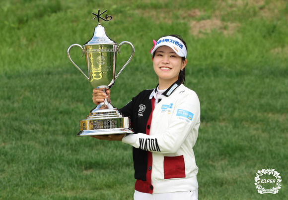 KB금융 스타챔피언십 정상에 오른 박민지. [사진=한국여자프로골프협회(KLPGA)]