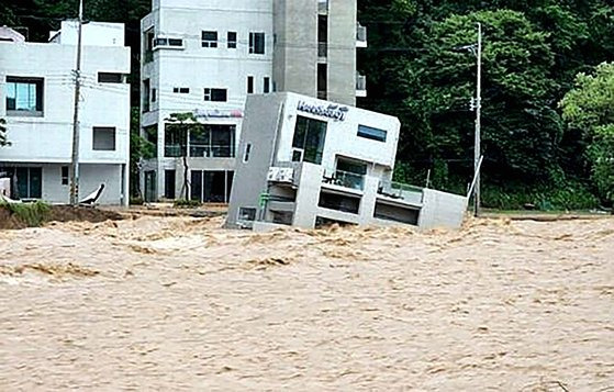 지난 6일 경북 포항시 남구에서 태풍 '힌남노'의 영향으로 하천이 범람, 지반이 침하되면서 건물이 한쪽으로 기울어져 있다. 사진 온라인 커뮤니티 캡쳐