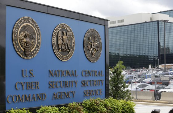 미국 버지니아주 포트 미드의 국가안보국(NSA), 미군 사이버사령부와 중앙안보단과 같은 부지에 있다. 세곳의 장은 미 사이버사령관(대장)이 맡는다. 미 사이버사령부는 2014년부터 '발사의 왼편'에 대해 집중적으로 투자했다. AP=연합뉴스