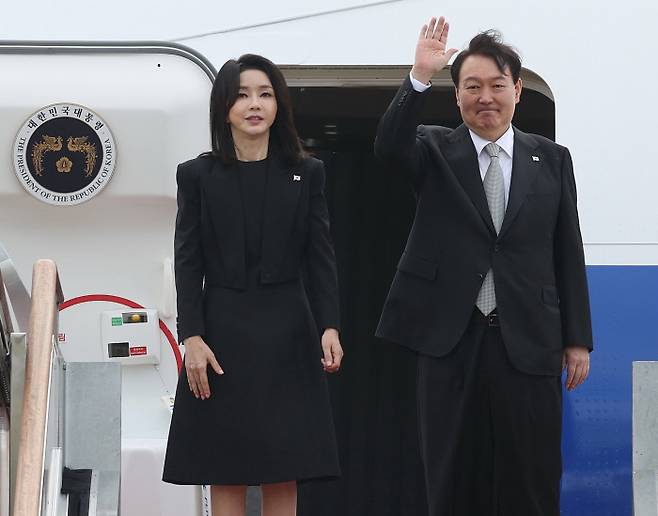 윤 대통령 부부 출국 윤석열 대통령과 김건희 여사가 18일 서울공항에서 공군 1호기에 탑승하며 인사하고 있다. 윤 대통령 부부는 영국 런던에서 거행되는 엘리자베스 2세 여왕의 장례식 참석을 시작으로 미국 뉴욕, 캐나다 토론토·오타와를 5박7일 일정으로 방문한다. 대통령실사진기자단