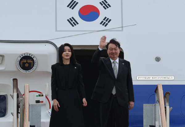 윤석열 대통령과 김건희 여사가 영국ㆍ미국ㆍ캐나다 3개국 방문을 위해 18일 성남 서울공항에 도착, 공군1호기에 탑승한 뒤 인사하고 있다. 청와대 대통령실 제공