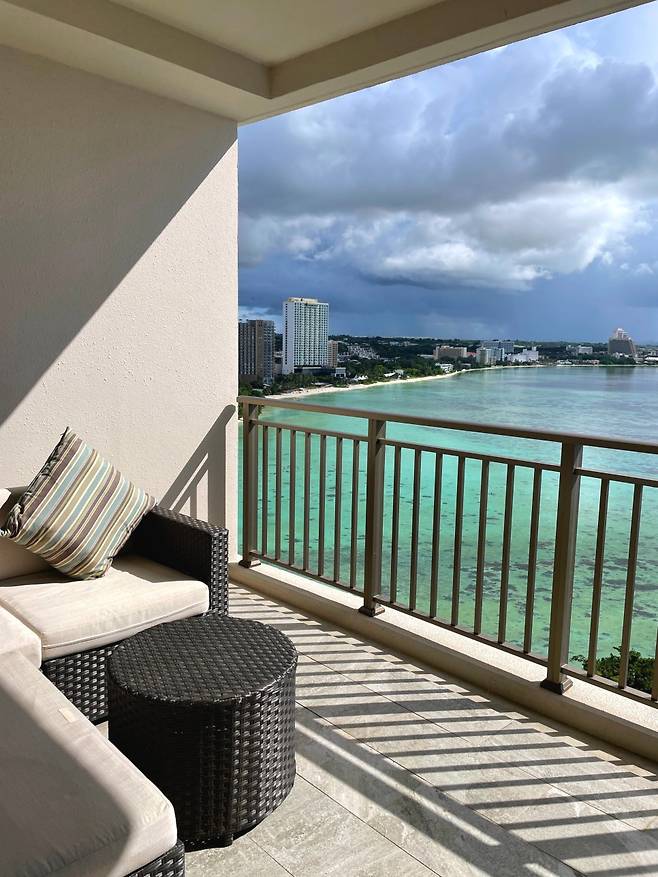 객실 발코니. 투몬 비치를 한눈에 내려다볼 수 있다.  /사진= 강예신 여행+ 기자