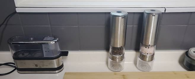 계란 2개 삶는 기구(왼쪽)와 소금과 후추 전동 그라인더. 보다 손쉽고 효율적인 전자 주방용품을 통해 건강한 음식 만들기에 재미를 높이고 있다. /사진=김고금평 기자