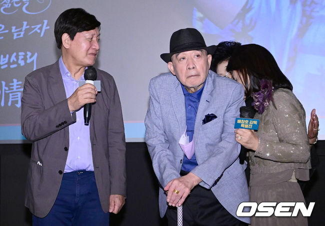 [OSEN=김성락 기자] 15일 오후 서울 강남구 압구정로 CGV 압구정에서 ‘배창호 감독 특별전’ 개막식 무대인사가 열렸다.배우 김보연이 눈물을 흘리고 있다. 2022.09.15 /ksl0919@osen.co.kr