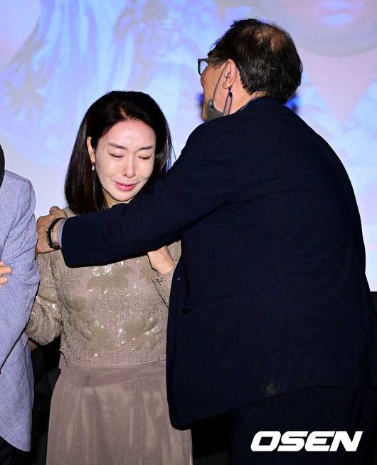 [OSEN=김성락 기자] 15일 오후 서울 강남구 압구정로 CGV 압구정에서 ‘배창호 감독 특별전’ 개막식 무대인사가 열렸다.배우 김보연이 눈물을 흘리고 있다. 2022.09.15 /ksl0919@osen.co.kr