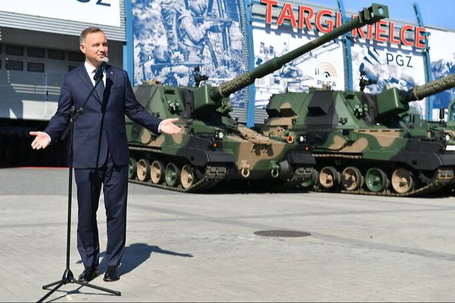 안제이 두다 폴란드 대통령이 지난 5일(현지시간) 키엘체에서 열린 국제방위산업전시회(MSPO)에 전시된 크랍 자주포 앞에서 연설을 하고 있다. EPA 연합뉴스