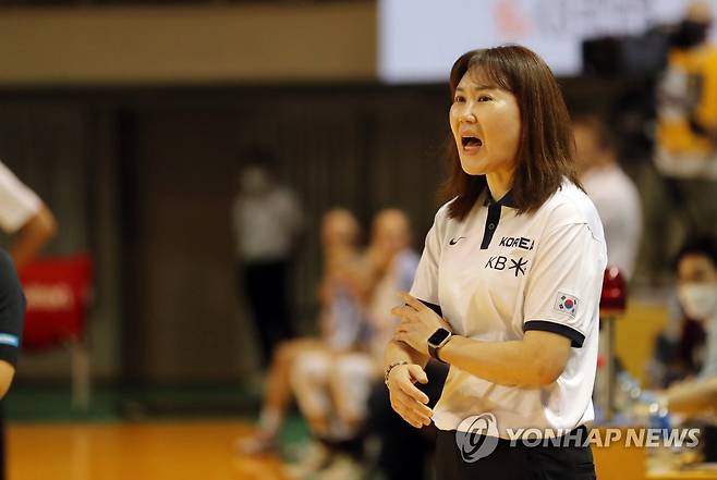 경기 지켜보는 정선민 여자농구 대표팀 감독 (청주=연합뉴스) 천경환 기자 = 한국 여자농구 대표팀과 라트비아 대표팀의 친선경기가 열린 20일 정선민 여자농구 대표팀 감독이 충북 청주 체육관에서 경기를 지켜보고 있다. 2022.8.20 kw@yna.co.kr