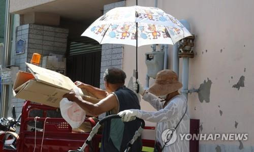 폐지 줍는 노인 [연합뉴스 자료사진]