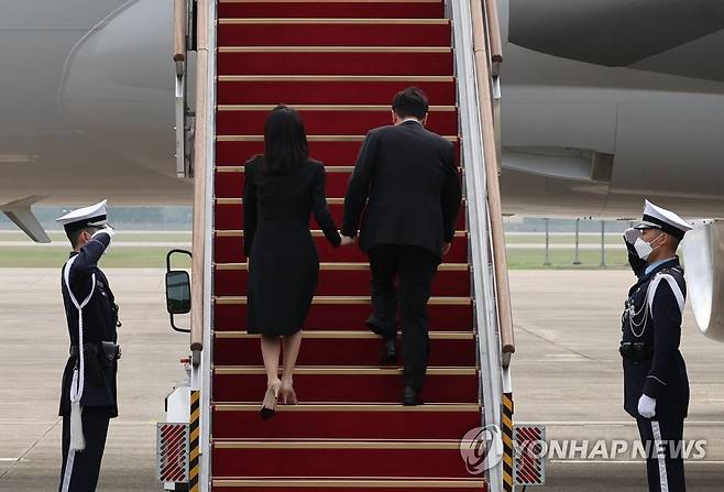 영국, 미국, 캐나다 순방길 오르는 윤석열 대통령 내외 (성남=연합뉴스) 서명곤 기자 = 윤석열 대통령과 김건희 여사가 5박7일 일정으로 영국, 미국, 캐나다를 방문하기 위해 18일 오전 성남 서울공항에서 공군 1호기에 탑승하고 있다. 2022.9.18 seephoto@yna.co.kr